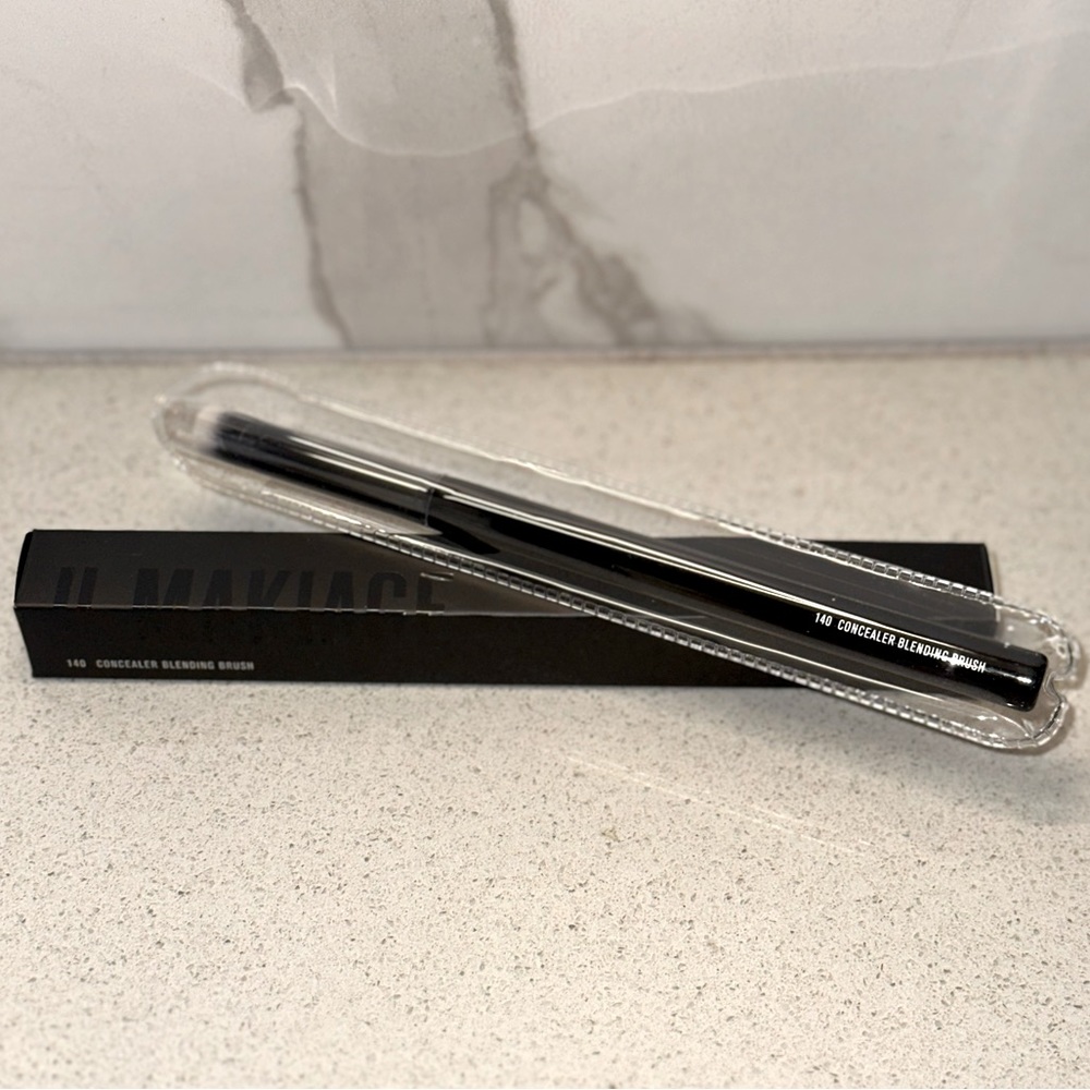 IL Makiage Concealer Blending Brush